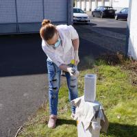 Nach dem schneiden werden die kleinen Blöcke mit Farbe besprüht
